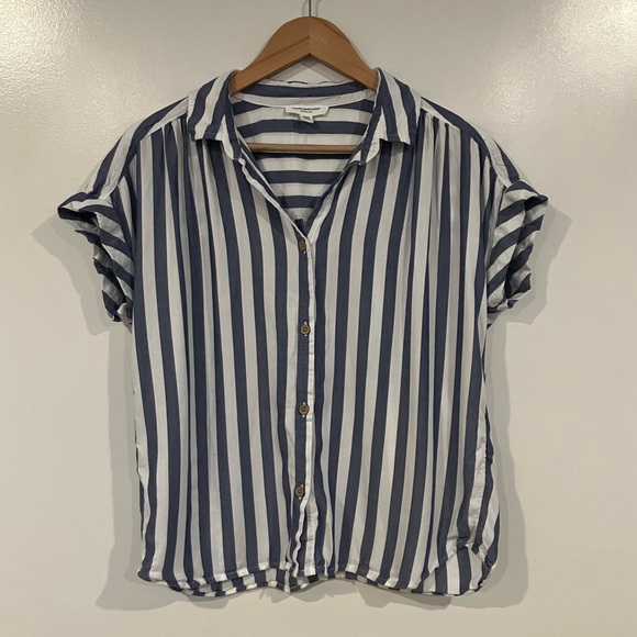 beachlunchlounge Tops - BeachLunchLounge Darby Short Sleeve Button-Up – Medium – Breezy Boxy Shirt
